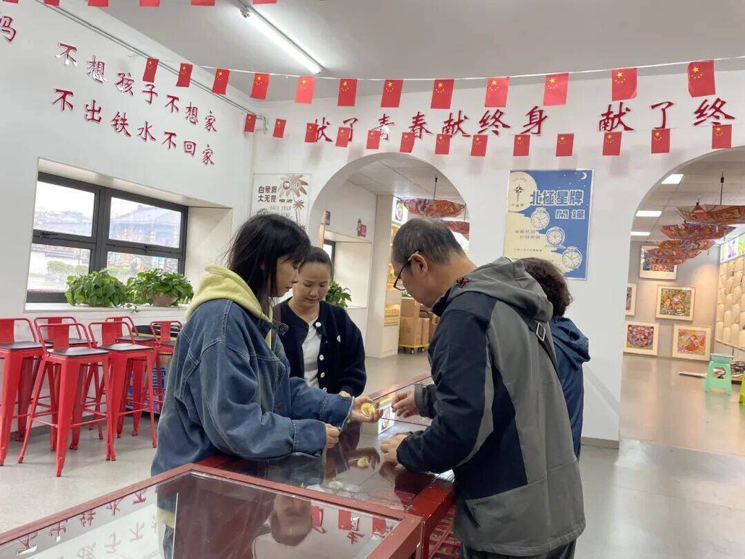 意点亮文化 “双节”潮礼热销开元棋牌网站凉都文创店：创(图2)